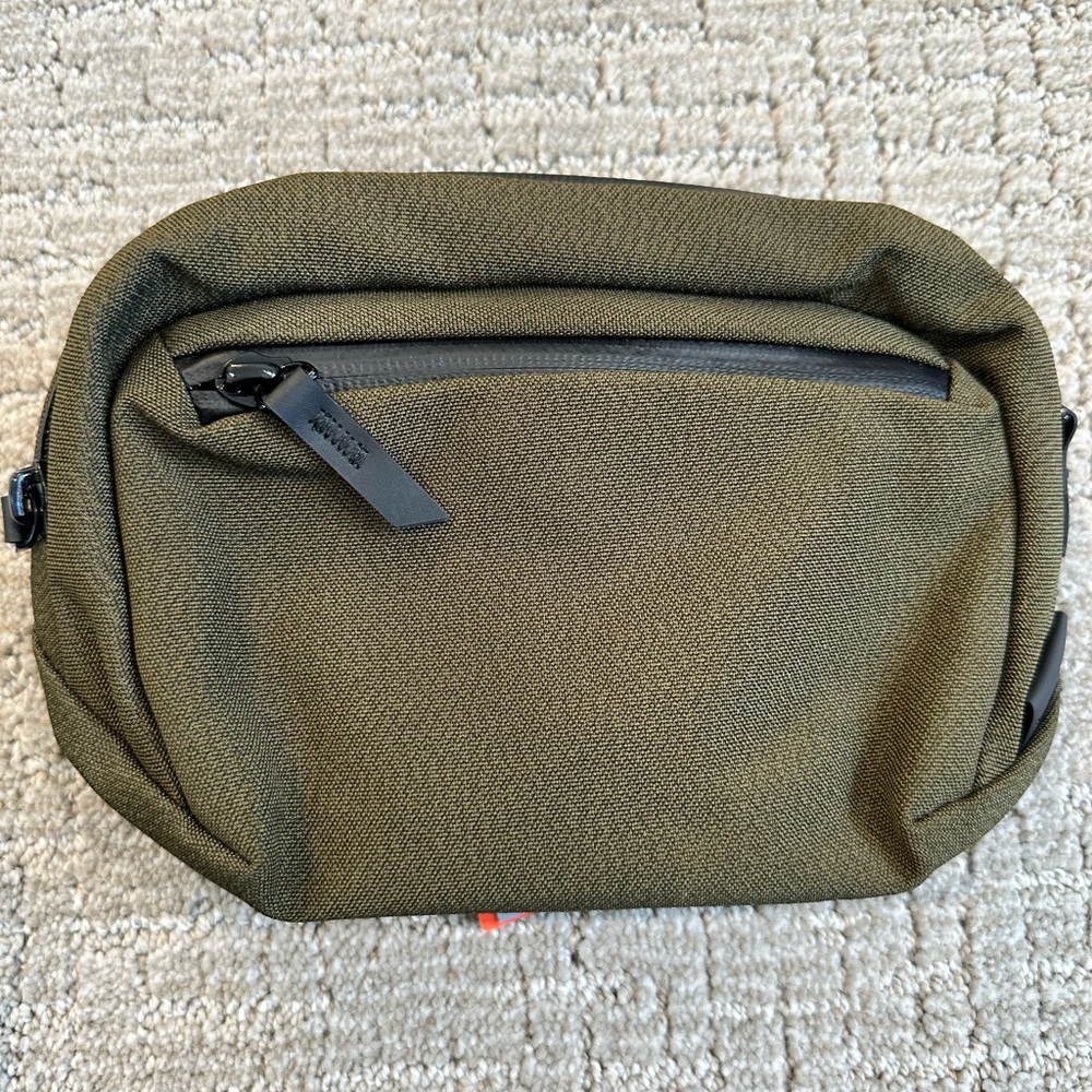 ALPACA Go Sling Nano Men's Olive Green Crossbody Bag - Picture 2 of 14
